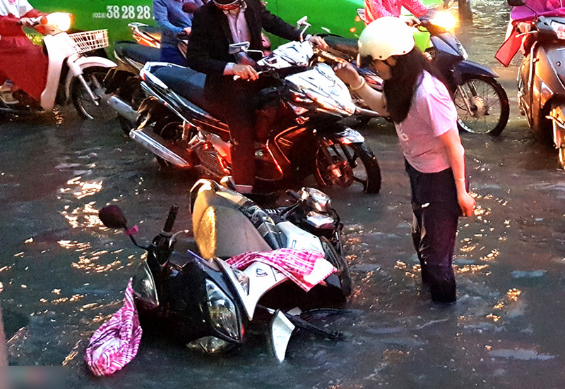 Xe cộ chết máy, ngã nhào khi triều cường gây ngập trung tâm Sài Gòn